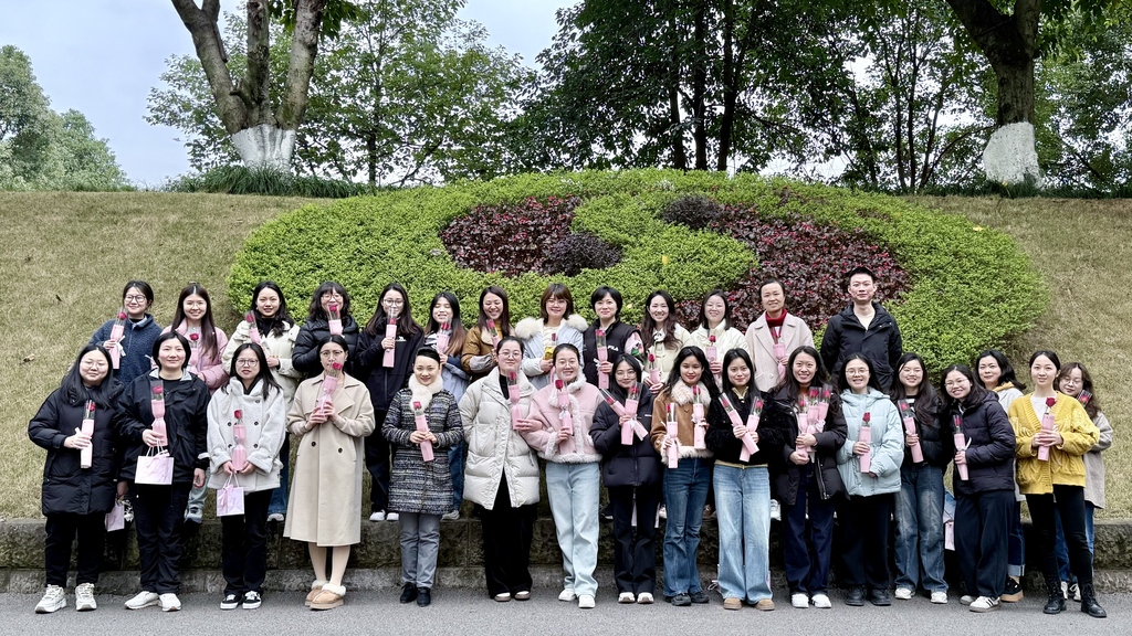 公司本部三八活动送花和小礼物